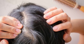 Que faire contre la chute de cheveux saisonnière ?