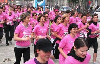 Course caritative. Départ hier cours Saint-André, de la première étape française du circuit Odysséa 2010. Près de 4 000 coureurs ou marcheurs ont participé à la course caritative en faveur de la lutte contre le cancer du sein. En 2009, 3 000 personnes étaient présentes, ce qui a permis de reverser 20 000 € au centre René-Gauducheau, au Comité Loire-Atlantique de la Ligue contre le cancer et à l'association Apprends-moi à manger. 5 km pour les adultes et les adolescents mais plus tôt dans la journée, les enfants ont pu exprimer leur solidarité avec la bonne cause, en parcourant le circuit d'un kilomètre. Depuis sa création, 110 000 personnes ont couru sur un événement Odysséa, 1 million d'euros a été collecté pour la lutte contre le cancer.Photo : J.-P.Hamida